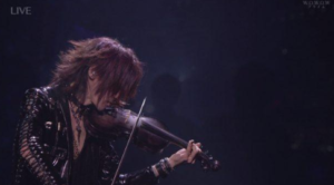 sugizoが紅の曲をバイオリンで弾く