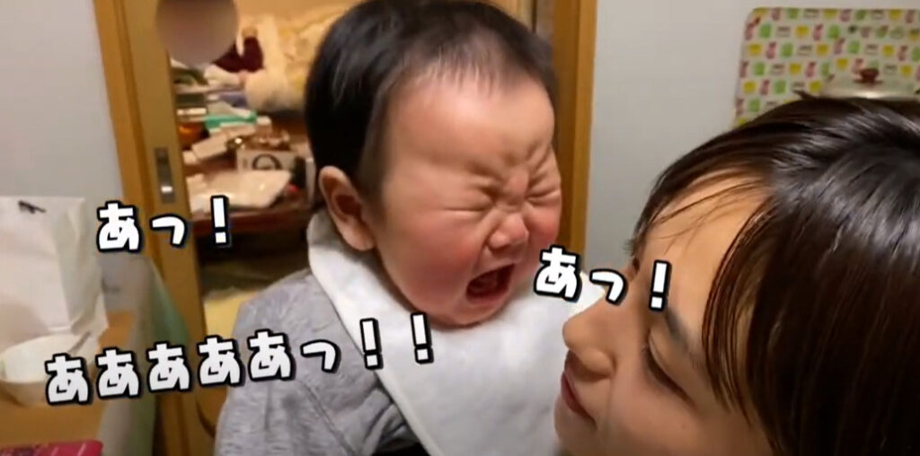 赤ちゃんを抱っこしている川口春奈