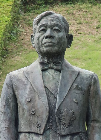 長谷川四郎の銅像